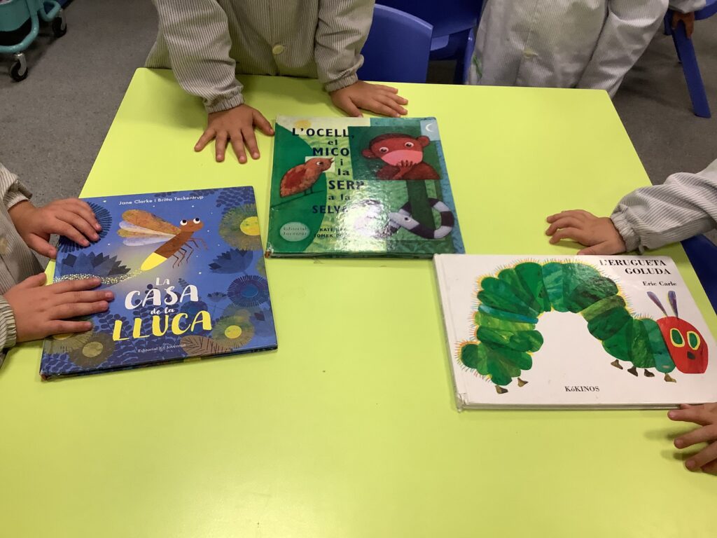 Alumnes d'infantil amb els contes que s'ofereixen a l'escola